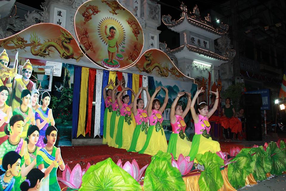 Thanh Hóa: Chùm ảnh văn nghệ và hoa đăng mừng Phật đản chùa Đông Nam