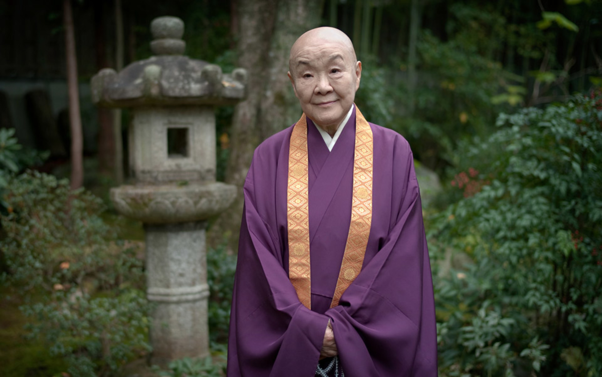 Ni trưởng tiểu thuyết gia người Nhật hỗ trợ phụ nữ gặp khó khăn