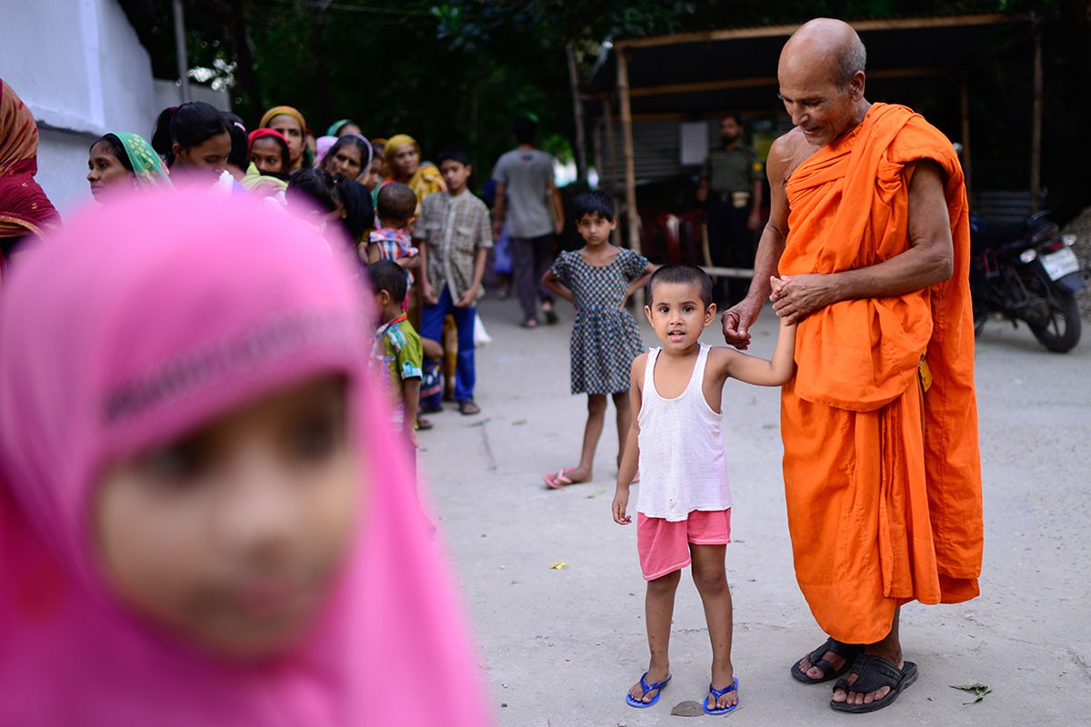 Bangladesh: Phật giáo phát thức ăn cho người Hồi giáo nhân tháng Ramadan