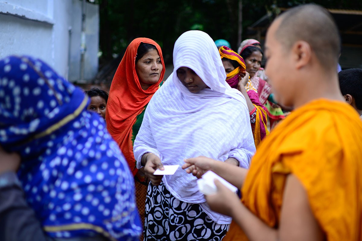 Bangladesh: Phật giáo phát thức ăn cho người Hồi giáo nhân tháng Ramadan