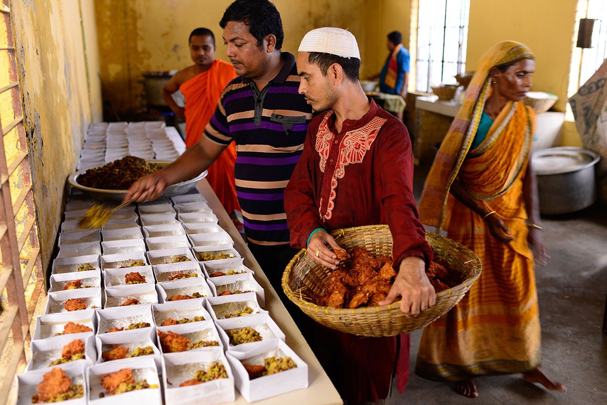 Bangladesh: Phật giáo phát thức ăn cho người Hồi giáo nhân tháng Ramadan