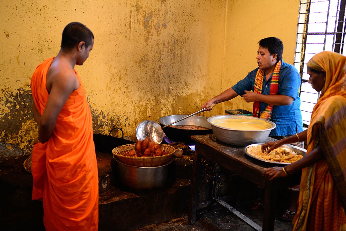 Bangladesh: Phật giáo phát thức ăn cho người Hồi giáo nhân tháng Ramadan