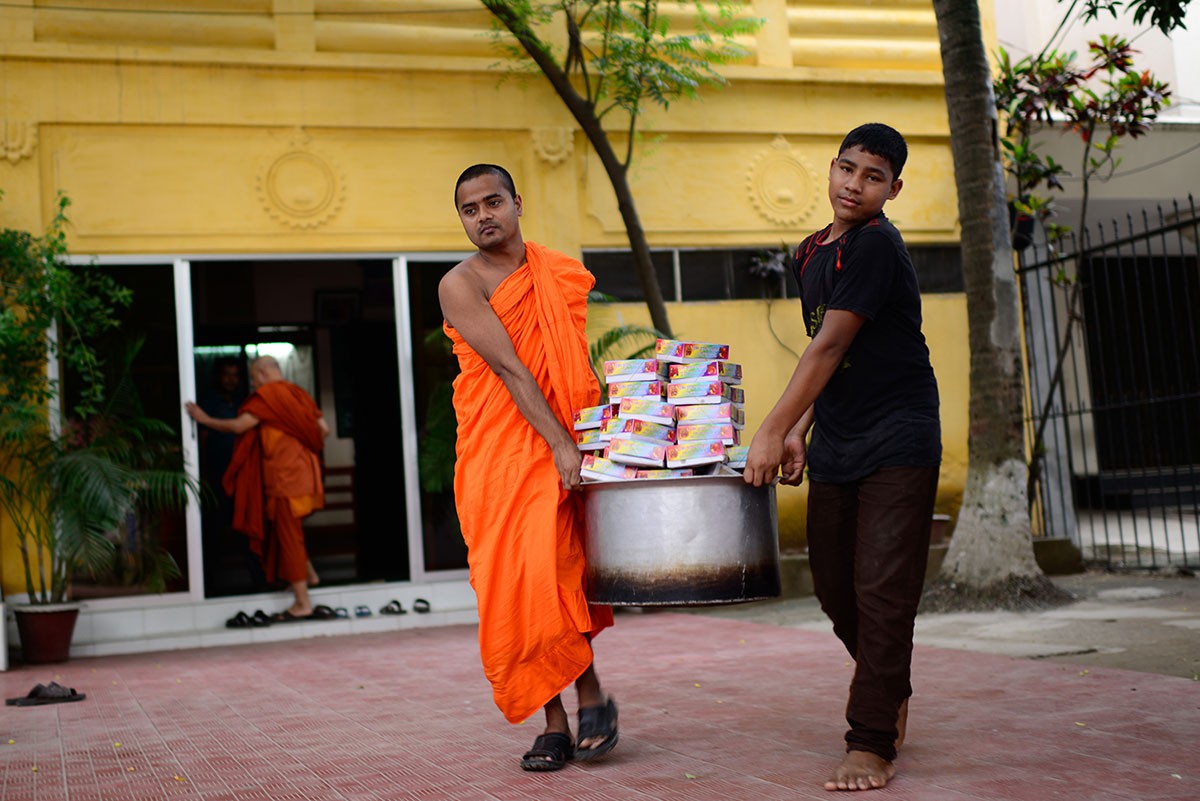 Bangladesh: Phật giáo phát thức ăn cho người Hồi giáo nhân tháng Ramadan