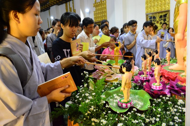 Chùa Giác Ngộ: Trang nghiêm đại lễ Phật đản và quy y Tam Bảo PL. 2560 – DL. 2016