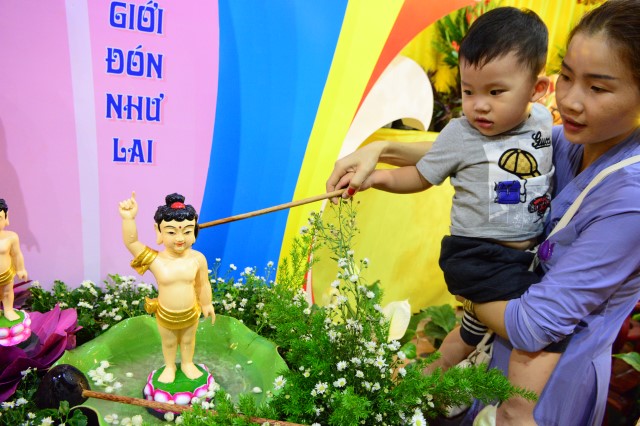 Chùa Giác Ngộ: Trang nghiêm đại lễ Phật đản và quy y Tam Bảo PL. 2560 – DL. 2016