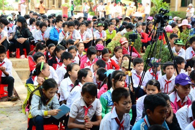 Quỹ Đạo Phật Ngày Nay:Trao Tặng quà vùng hạn hán Tây Nguyên (C71)