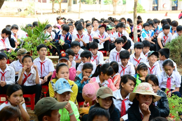 Quỹ Đạo Phật Ngày Nay:Trao Tặng quà vùng hạn hán Tây Nguyên (C71)