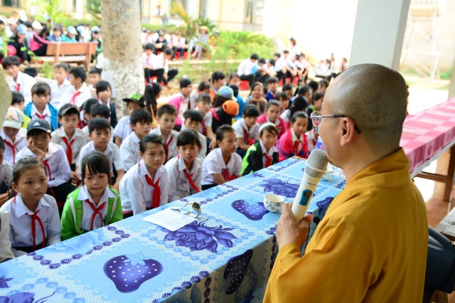 Quỹ Đạo Phật Ngày Nay:Trao Tặng quà vùng hạn hán Tây Nguyên (C71)