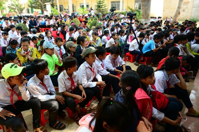 Quỹ Đạo Phật Ngày Nay:Trao Tặng quà vùng hạn hán Tây Nguyên (C71)