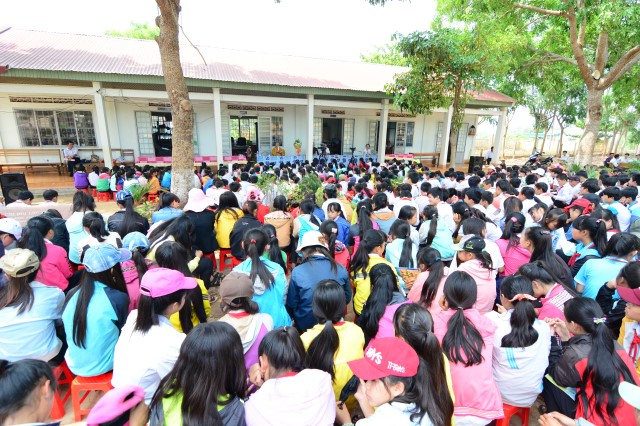 Quỹ Đạo Phật Ngày Nay:Trao Tặng quà vùng hạn hán Tây Nguyên (C71)