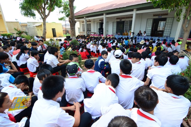 Quỹ Đạo Phật Ngày Nay:Trao Tặng quà vùng hạn hán Tây Nguyên (C71)