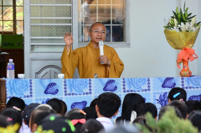 Quỹ Đạo Phật Ngày Nay:Trao Tặng quà vùng hạn hán Tây Nguyên (C71)