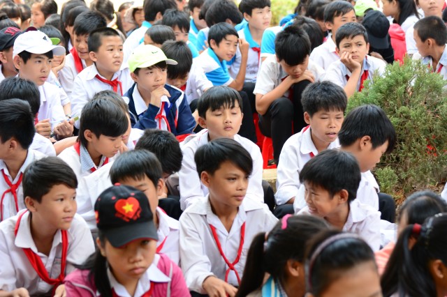Quỹ Đạo Phật Ngày Nay:Trao Tặng quà vùng hạn hán Tây Nguyên (C71)