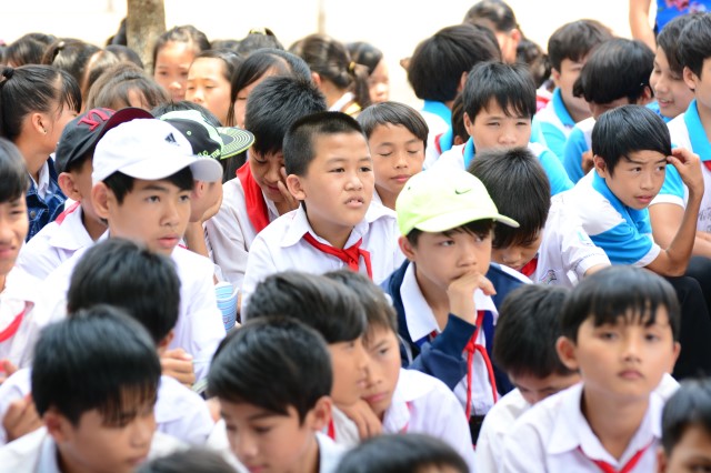 Quỹ Đạo Phật Ngày Nay:Trao Tặng quà vùng hạn hán Tây Nguyên (C71)