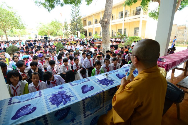 Quỹ Đạo Phật Ngày Nay:Trao Tặng quà vùng hạn hán Tây Nguyên (C71)