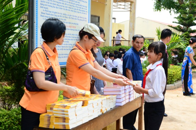 Quỹ Đạo Phật Ngày Nay:Trao Tặng quà vùng hạn hán Tây Nguyên (C71)