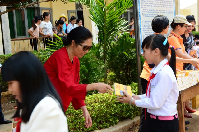 Quỹ Đạo Phật Ngày Nay:Trao Tặng quà vùng hạn hán Tây Nguyên (C71)