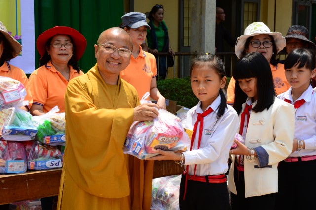 Quỹ Đạo Phật Ngày Nay:Trao Tặng quà vùng hạn hán Tây Nguyên (C71)