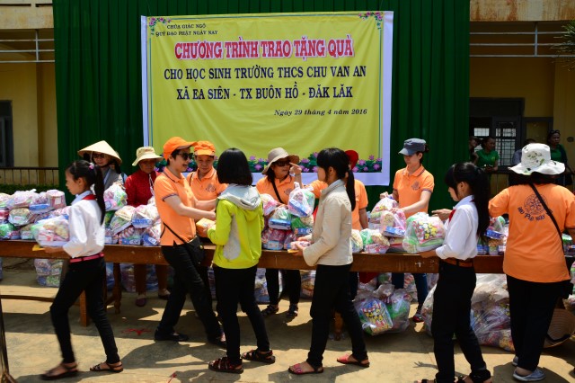 Quỹ Đạo Phật Ngày Nay:Trao Tặng quà vùng hạn hán Tây Nguyên (C71)