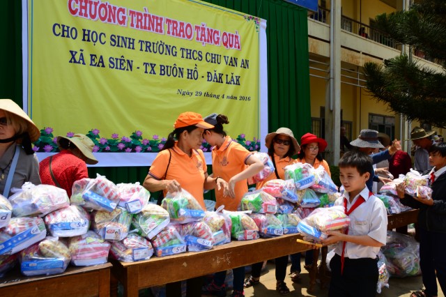 Quỹ Đạo Phật Ngày Nay:Trao Tặng quà vùng hạn hán Tây Nguyên (C71)