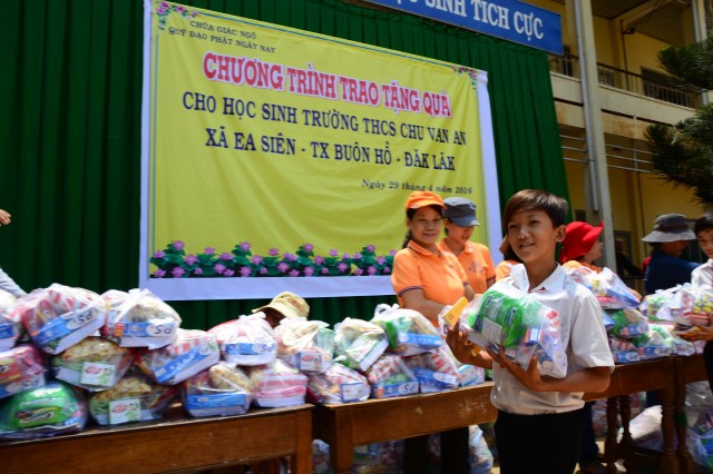 Quỹ Đạo Phật Ngày Nay:Trao Tặng quà vùng hạn hán Tây Nguyên (C71)