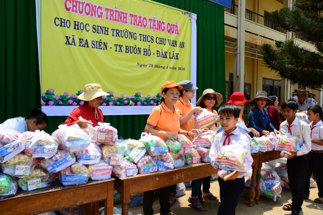 Quỹ Đạo Phật Ngày Nay:Trao Tặng quà vùng hạn hán Tây Nguyên (C71)