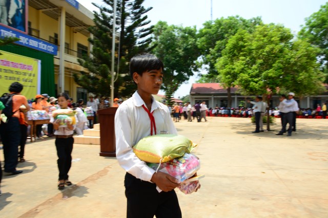 Quỹ Đạo Phật Ngày Nay:Trao Tặng quà vùng hạn hán Tây Nguyên (C71)
