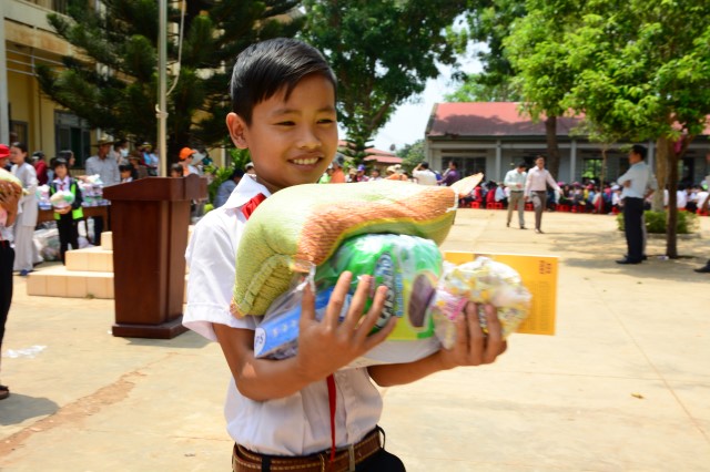 Quỹ Đạo Phật Ngày Nay:Trao Tặng quà vùng hạn hán Tây Nguyên (C71)