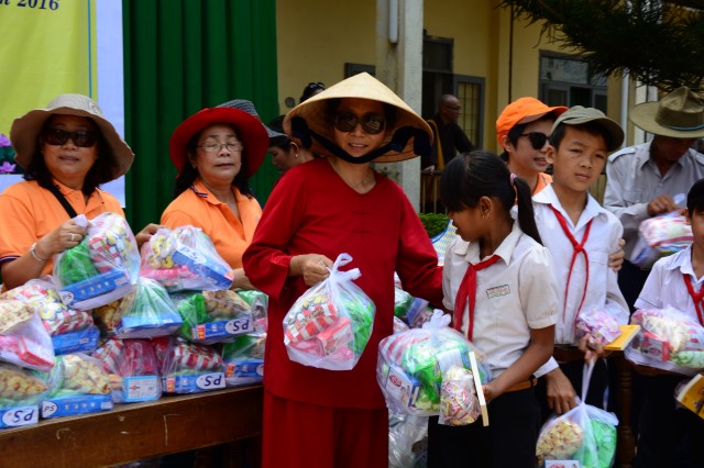 Quỹ Đạo Phật Ngày Nay:Trao Tặng quà vùng hạn hán Tây Nguyên (C71)