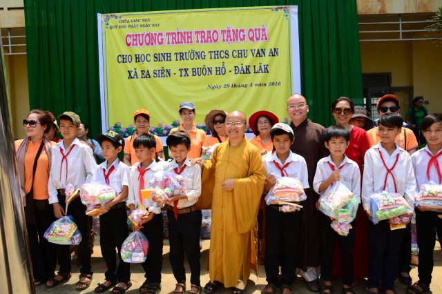 Quỹ Đạo Phật Ngày Nay:Trao Tặng quà vùng hạn hán Tây Nguyên (C71)