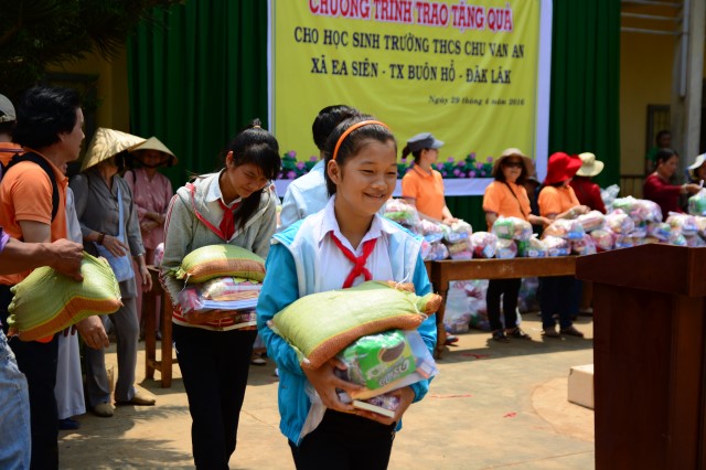 Quỹ Đạo Phật Ngày Nay:Trao Tặng quà vùng hạn hán Tây Nguyên (C71)