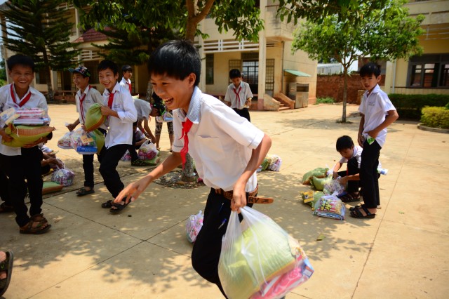 Quỹ Đạo Phật Ngày Nay:Trao Tặng quà vùng hạn hán Tây Nguyên (C71)