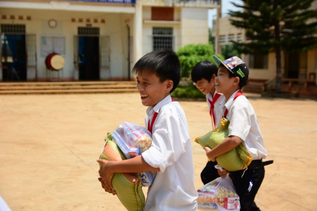 Quỹ Đạo Phật Ngày Nay:Trao Tặng quà vùng hạn hán Tây Nguyên (C71)