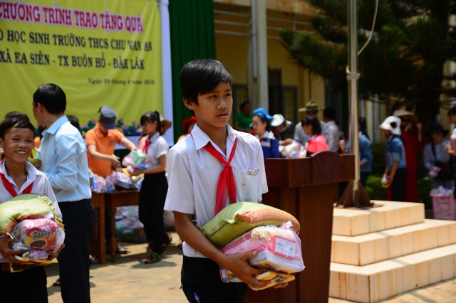 Quỹ Đạo Phật Ngày Nay:Trao Tặng quà vùng hạn hán Tây Nguyên (C71)