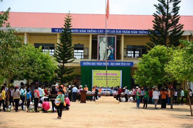 Quỹ Đạo Phật Ngày Nay:Trao Tặng quà vùng hạn hán Tây Nguyên (C71)