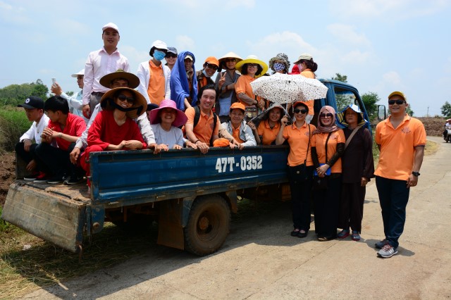 Quỹ Đạo Phật Ngày Nay:Trao Tặng quà vùng hạn hán Tây Nguyên (C71)