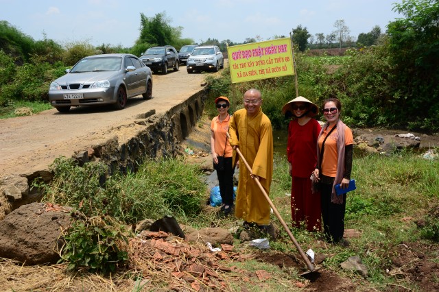 Quỹ Đạo Phật Ngày Nay:Trao Tặng quà vùng hạn hán Tây Nguyên (C71)