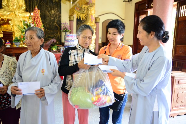 Quỹ Đạo Phật Ngày Nay:Trao Tặng quà vùng hạn hán Tây Nguyên (C71)