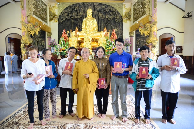 Quỹ Đạo Phật Ngày Nay:Trao Tặng quà vùng hạn hán Tây Nguyên (C71)