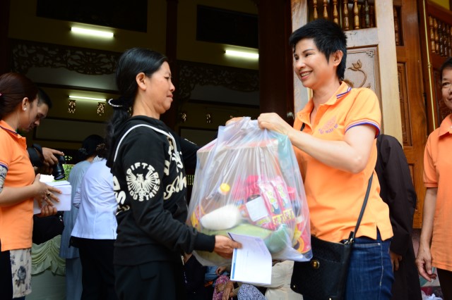 Quỹ Đạo Phật Ngày Nay:Trao Tặng quà vùng hạn hán Tây Nguyên (C71)