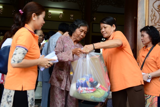 Quỹ Đạo Phật Ngày Nay:Trao Tặng quà vùng hạn hán Tây Nguyên (C71)