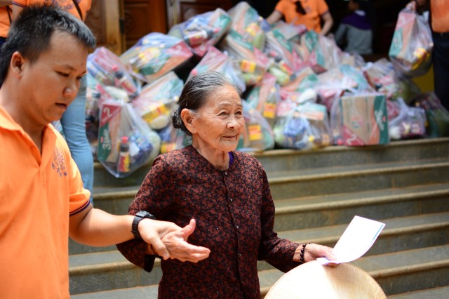 Quỹ Đạo Phật Ngày Nay:Trao Tặng quà vùng hạn hán Tây Nguyên (C71)