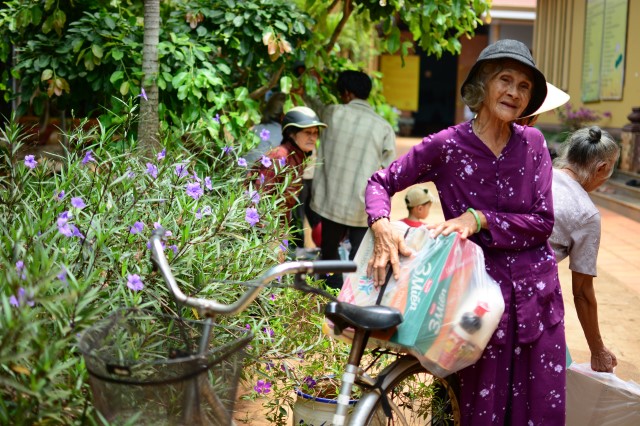 Quỹ Đạo Phật Ngày Nay:Trao Tặng quà vùng hạn hán Tây Nguyên (C71)