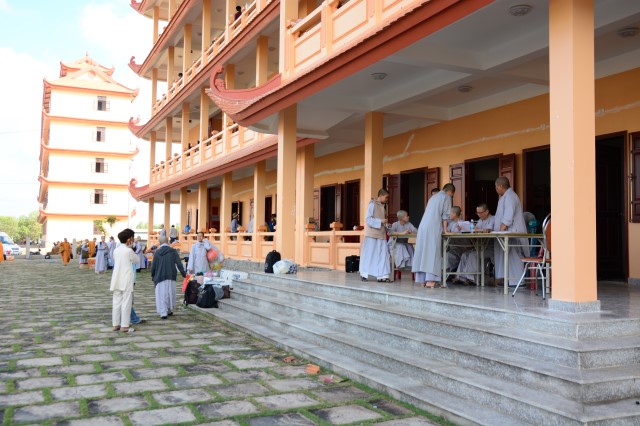 Tăng Ni sinh học viện PGVN tại TP. HCM ngày đầu nhập nội trú