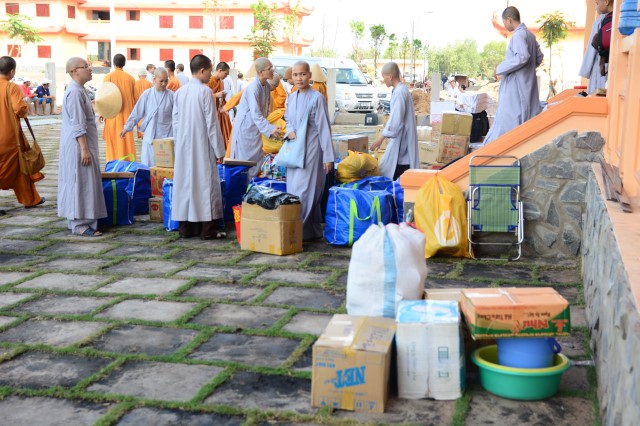 Tăng Ni sinh học viện PGVN tại TP. HCM ngày đầu nhập nội trú
