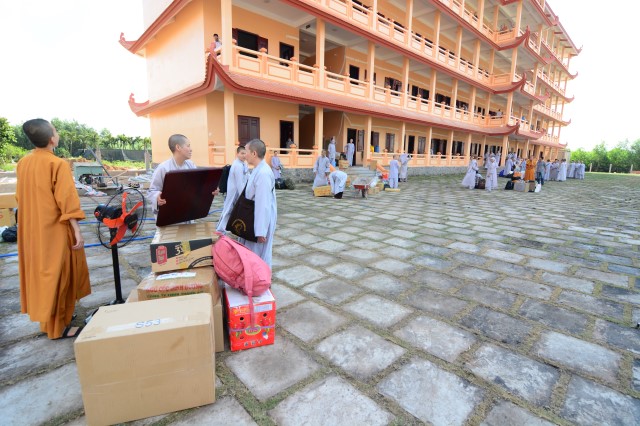 Tăng Ni sinh học viện PGVN tại TP. HCM ngày đầu nhập nội trú