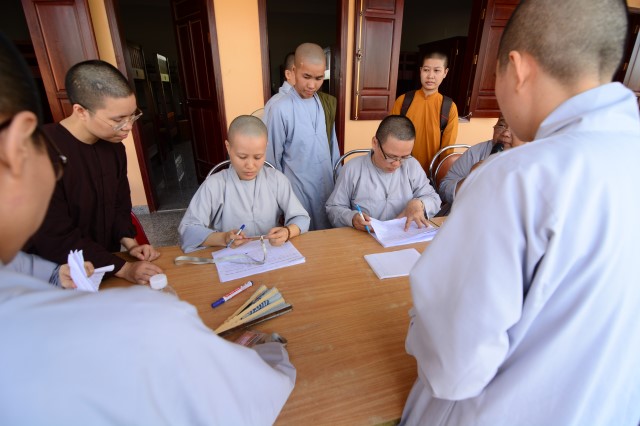 Tăng Ni sinh học viện PGVN tại TP. HCM ngày đầu nhập nội trú