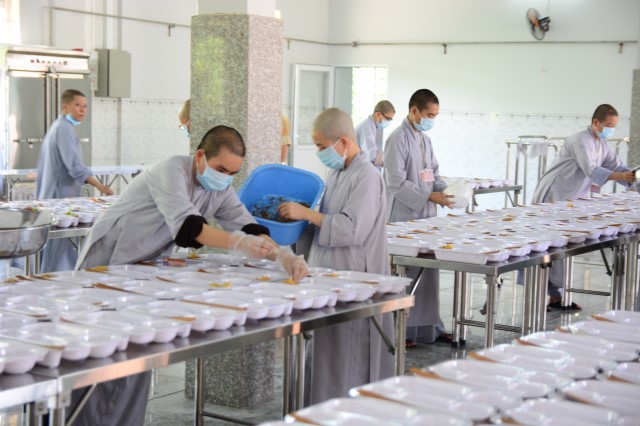 Tăng Ni sinh học viện PGVN tại TP. HCM ngày đầu nhập nội trú