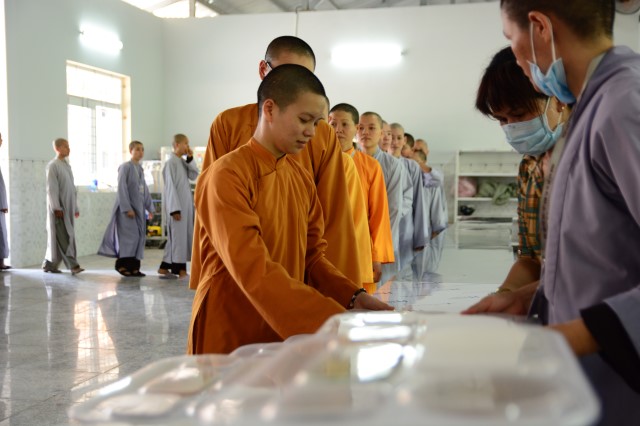 Tăng Ni sinh học viện PGVN tại TP. HCM ngày đầu nhập nội trú
