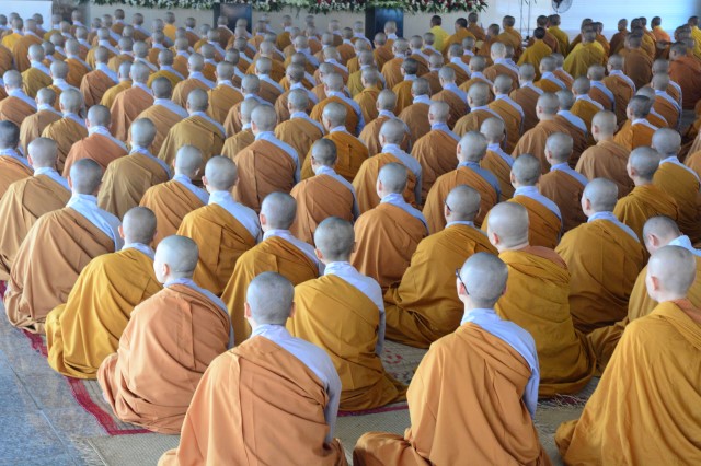 Tăng Ni sinh nội trú tại học viện PGVN tại TP. HCM tác pháp an cư mùa hạ đầu tiên